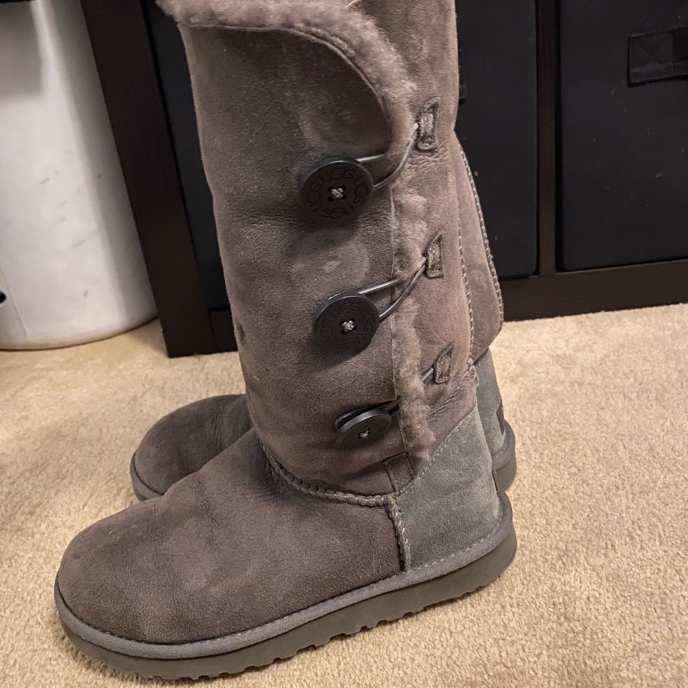 UGGS - Picture 2 of 5